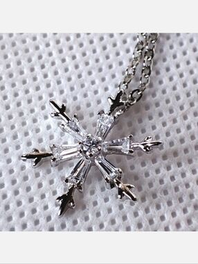 SNOWFLAKE Cubic Zirconia Brilliant Clear Stones Silver Tone Link Chain Necklace